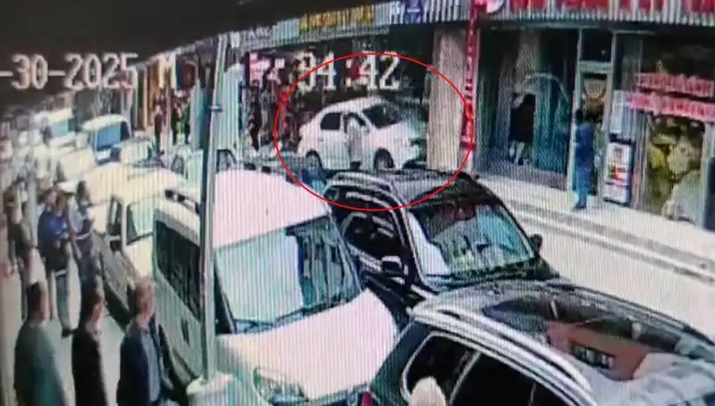 Alkollü Sürücü Mağazaya Dalınca İki Çocuk Hayatını Korku Dolu Anlarla Kurtardı