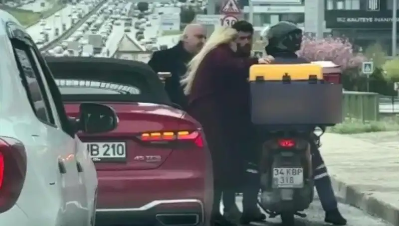 D-100'de Yaşanan Korkunç Olay: Motokuryeye Silah Çekildi