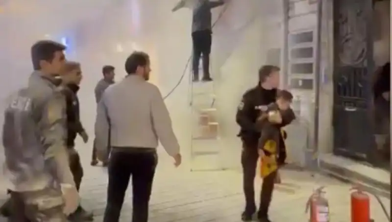 Beyoğlu'ndaki Büfe Yangınında İçeride Mahsur Kalan Çocuk Kurtarıldı