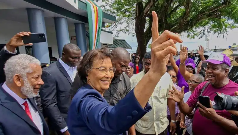 Surinam'da Tarihi Seçim: İlk Kadın Devlet Başkanı Göreve Başladı