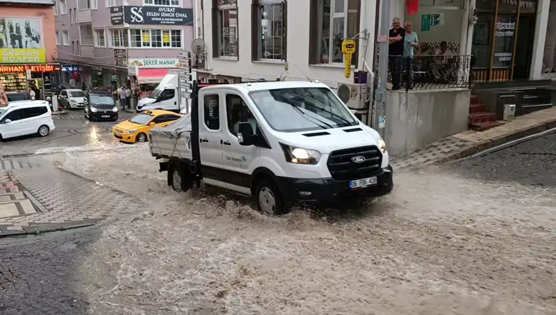 Dikkat! 10 Dakkada Gelen Sağanak: Şehirlerde Su Baskınları Başladı