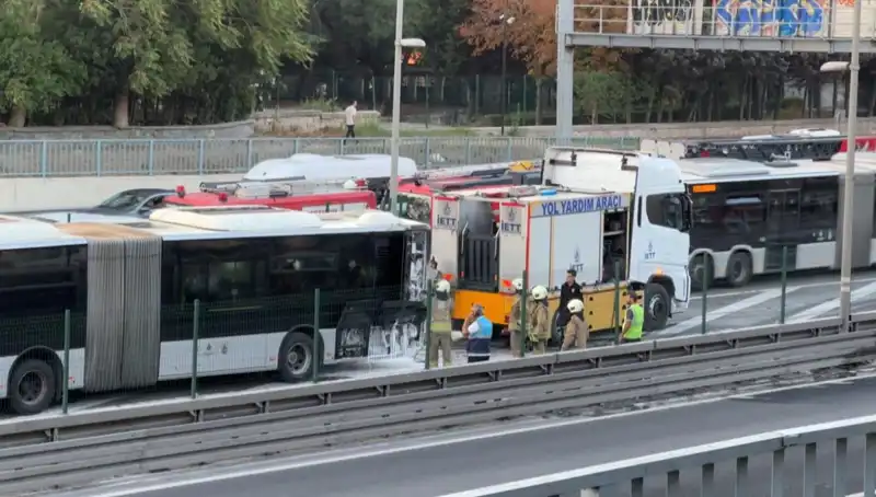 İstanbul Metrobüs Yangını: Trafiği Felç Eden Olayın Detayları