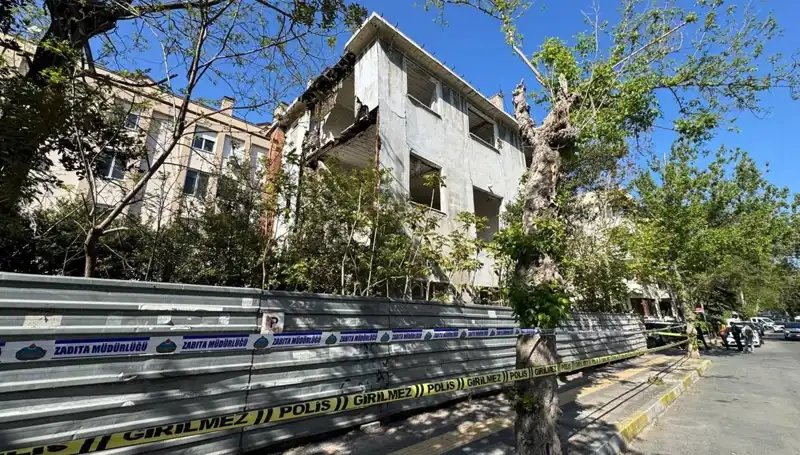 Bakırköy'de Depremde Metruk Bina Kısmen Çöktü: Olay Yerinden Detaylar