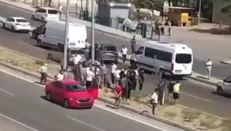 Yolda Karşıdan Karşıya Geçmeye Çalışan Yaya, Otomobilin Çarpması Sonucu Yaralandı