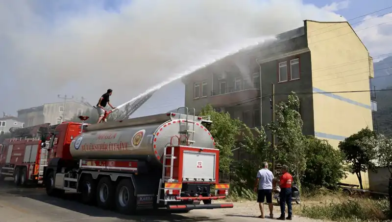 Çatı Katında Meydana Gelen Yangın Korku Dolu Anlara Neden Oldu