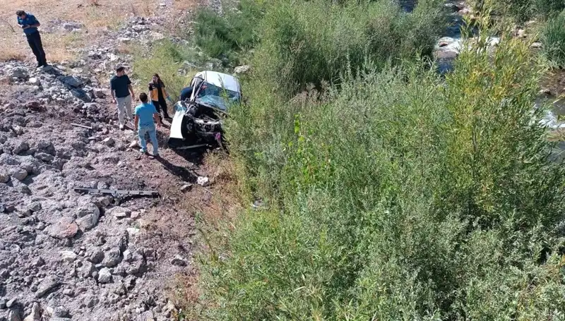 Sivas'ta Otomobilin Dere Yatağına Uçması Sonucu İki Kişi Hayatını Kaybetti