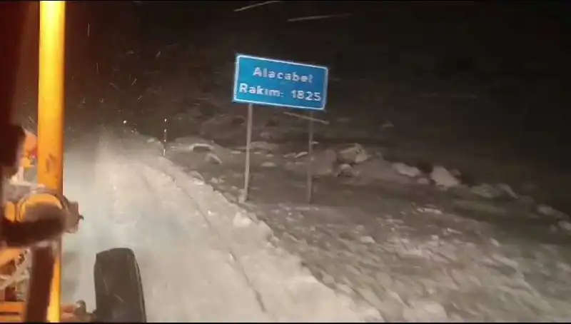 Antalya'da Beklenmedik Kar Sürprizi: Şehir Bembeyaz Oldu