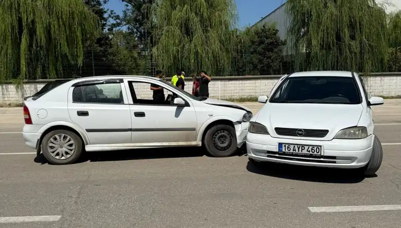 İstanbul'da Feci Kaza: İki Otomobil Çarpıştı, İki Yaralı