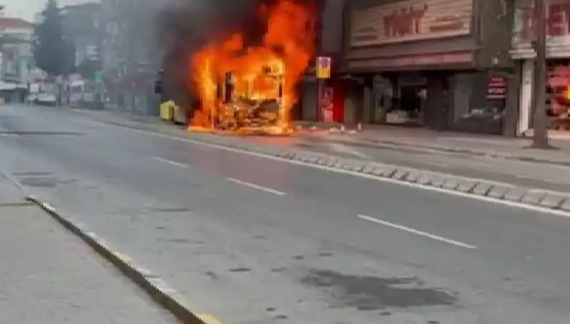 Ümraniye'de Korku Dolu Anlar: Aniden Alev Alan Araç Panic Yaratıyor