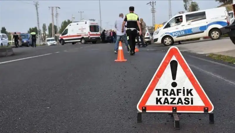 Antalya'da Otomobil Kanalda Devrildi: İki Yaralı Durumu Ciddiyetini Koruyor
