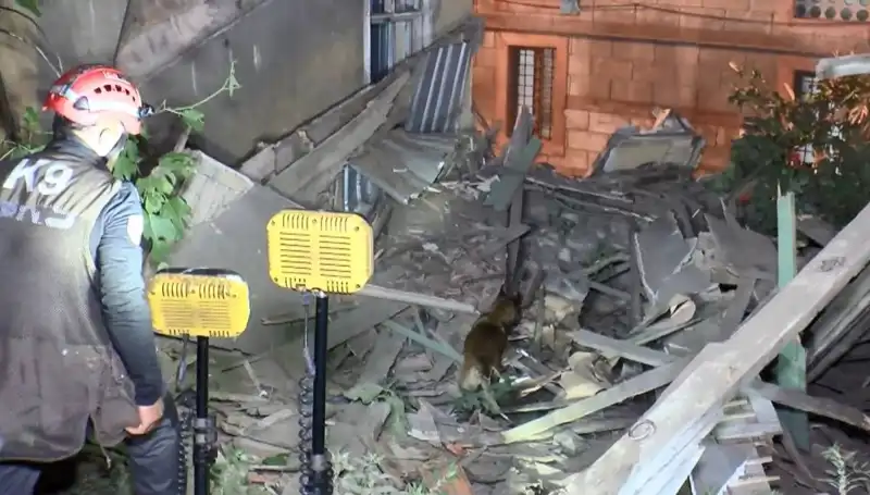 İstanbul'da Deprem Sonrası Çöken Bina: Can Kaybı ve Zarar Durumu İnceleniyor