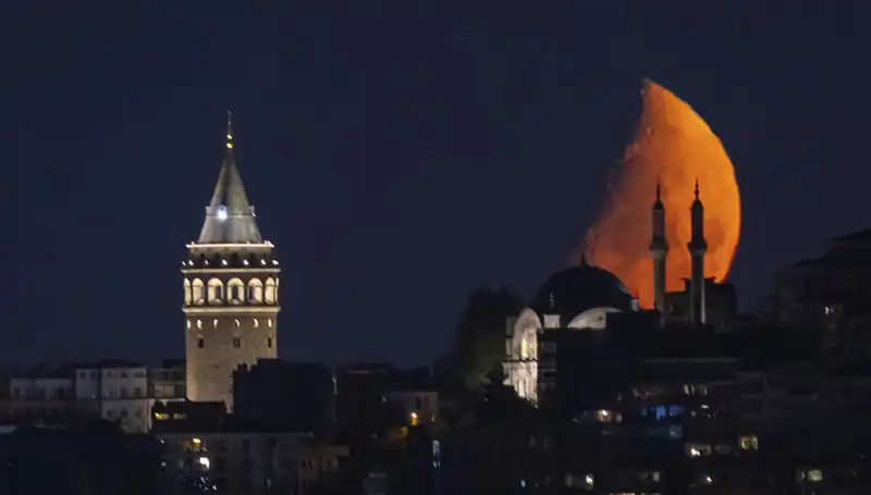 İstanbul'da Yarım Ayın Büyüleyici İhtişamı: Ayrıntılara Dair Her Şey