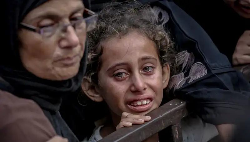 Gazze'de Şok Edici Olay: İsrail Askerleri Yemekleri Toprağa Gömüyor
