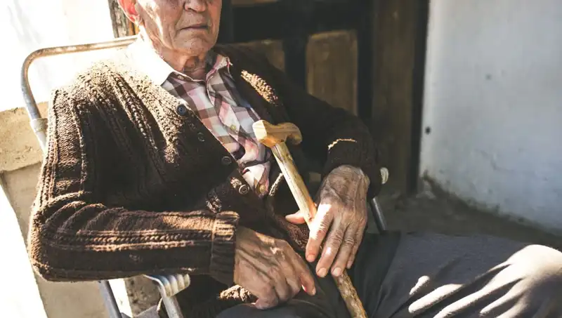 Yalnızlık ve İlgi Eksikliği: 100 Yaşlıdan 16'sı Depresyon Belirtileri Gösteriyor