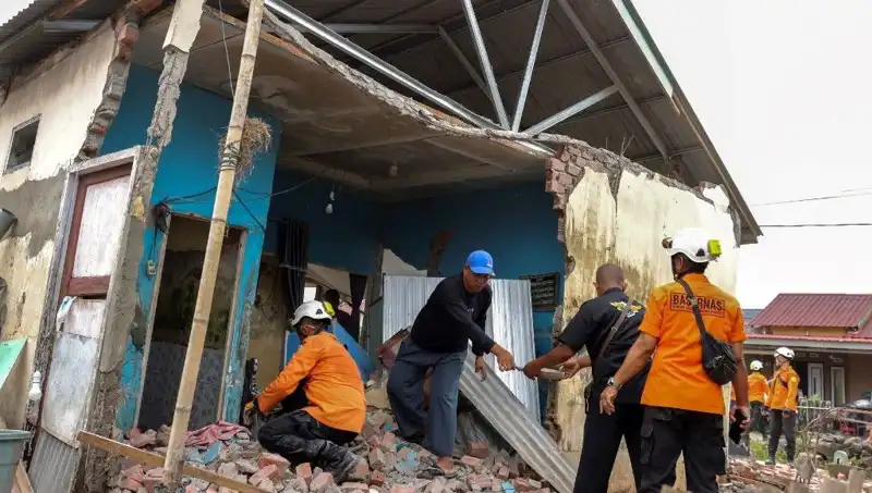 Endonezya'da Şiddetli Deprem: 8 Ev Yıkıldı, Korku Dolu Anlar Yaşandı
