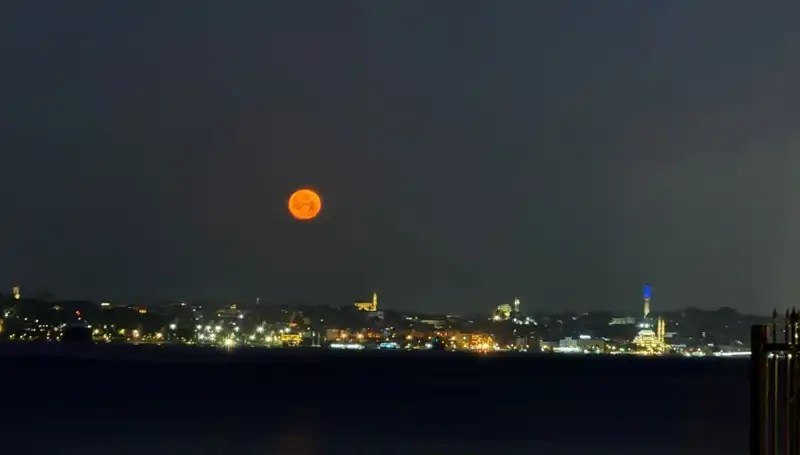İstanbul'da Çilek Dolunayı: Şehrin Güzellikleri ile Sıyrıldı!