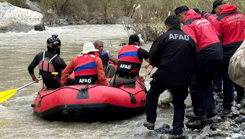 Zap Suyu'nda Mahsur Kalan 4 Kişi Başarıyla Kurtarıldı