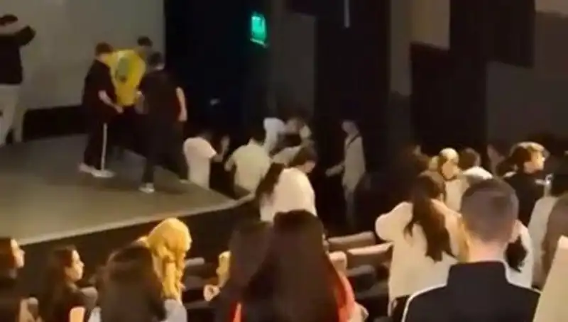 Rapçi Çakal'ın Hayranları Arasında Heyecan Verici Kavga!