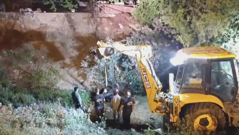 Hatay'da İneğe Kurtarma Operasyonu: Hayvanseverlerin İlginç Çabası