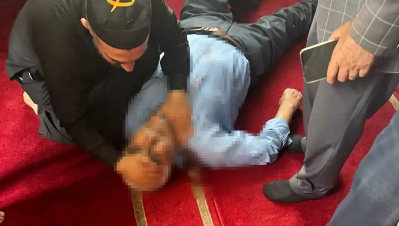 Camide Namaz Kılarken Bıçaklanan Vatandaş Hayat Mücadelesi Veriyor