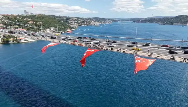 Dev Türk Bayrağı ile Süslenen Köprü, Gökyüzünde Dalgalanıyor