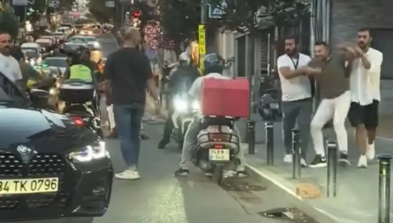 Nişantaşı'nda Yol Vermeme Kavgası: Kadın Sopayla Saldırıya Uğradı