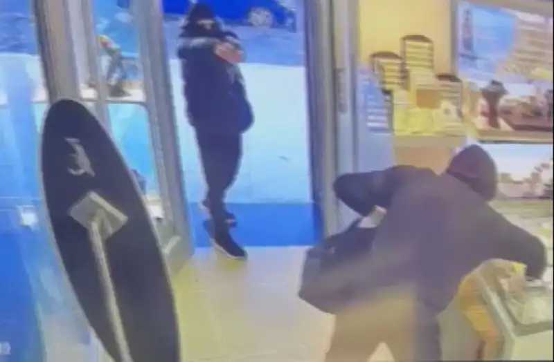 Ümraniye'de Korkunç Soygun Girişimi: Maskeli Çeteden Silahlı Baskın