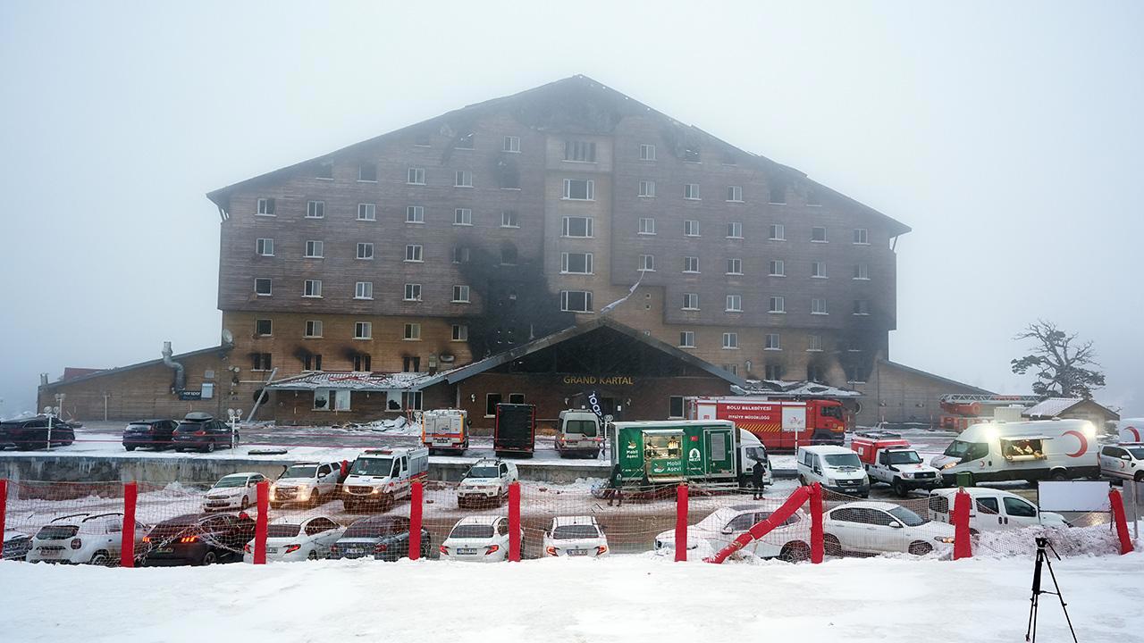 Kartalkaya'daki otel yangınında çalışmalar sürüyor