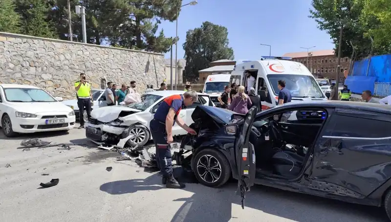 Bitlis'te Feci Trafik Kazası: 10 Yaralı, Kazanın Görgü Tanıkları Anlattı