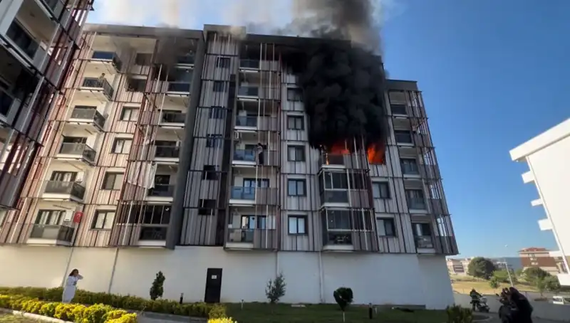 Çanakkale'de Gece Yarısı Yangın Alarmı: Panik ve Korku Dolu Anlar