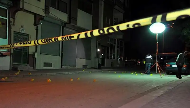 Aksaray'da Şok Kaza: Gaz Pedalı Yerine Freni Unuttu, Markete Girdi