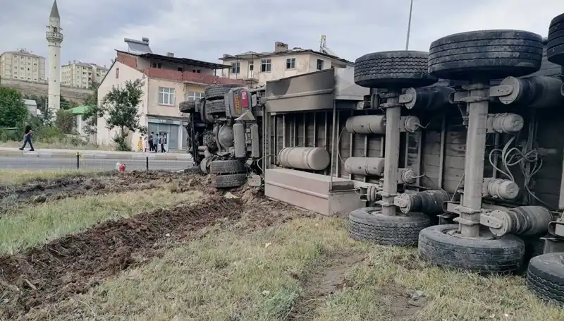 Erzurum'da Freni Boşalan TIR, Korkunç Bir Kazaya Neden Oldu!