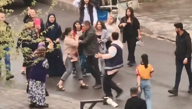 Adliye Önünde Tekmeli Yumruklu Kavga: Gözler Olaya Kilitlendi!