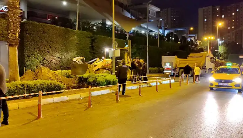 AVM Girişinde Doğalgaz Paniği: Birçok Kişi Tahliye Edildi