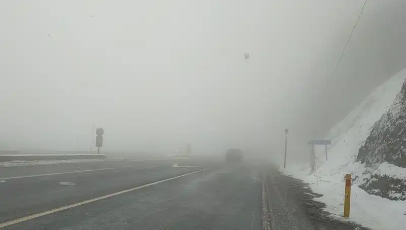 Bolu Dağı'nda Kar ve Sis Yüzünden Ulaşımda Zorluklar Baş Gösterdi