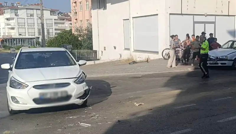 Antalya'da İki Otomobil Çarpıştı: Kaza Anı ve Sonrası Gözler Önünde