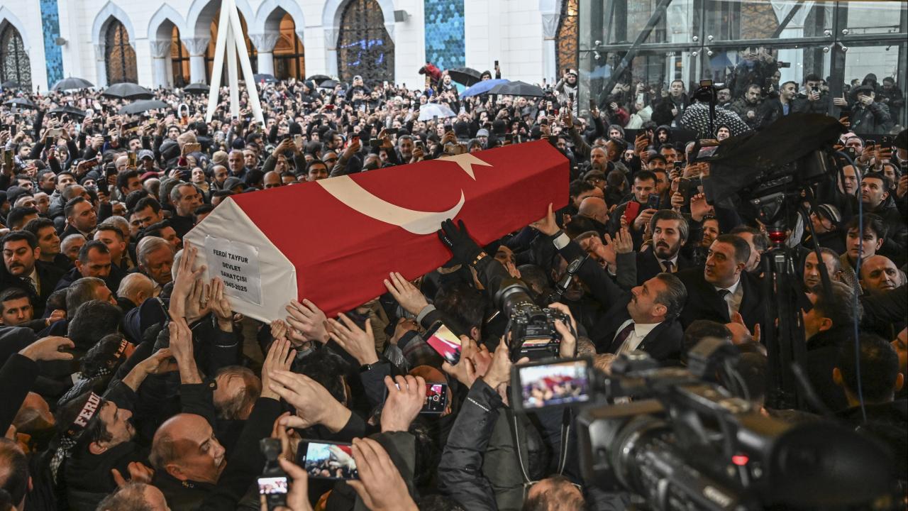 Ünlü sanatçı Ferdi Tayfur son yolculuğuna uğurlandı