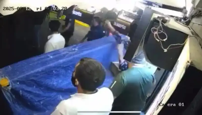 Ortaköy'de Olaylı Gece: Tekme Tokat Kavga Güvenlik Kameralarına Yansıdı