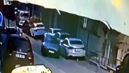 Esenyurt'ta Park Halindeki İki Araca Kaçan Sürücü Polisi Peşine Taktı
