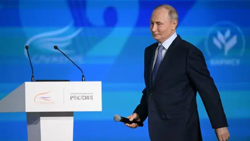 Rusya'da "Yabancı Ajan" Yasasında Şaşırtıcı Değişiklik: Putin Onayladı!