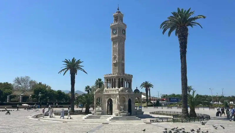 İzmir'de Sıcak Havanın Etkisi: Meydanlar Boş Kaldı ve Termometreler Yükseldi