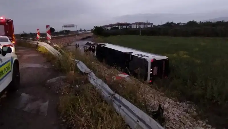 Manisa’da Yolcu Otobüsü Kaza Yaptı: Yaralılar Hastaneye Sevk Edildi