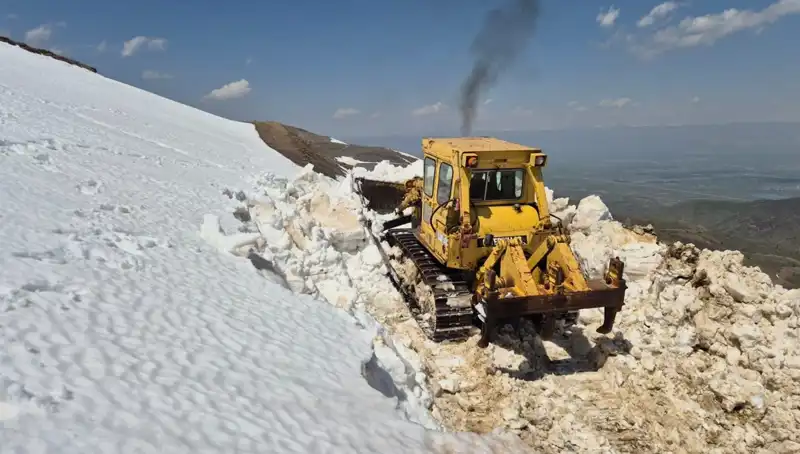 Nisan Ayında 2 Metreyi Aşan Kar: Yol Açma Çalışmaları Hızla Devam Ediyor