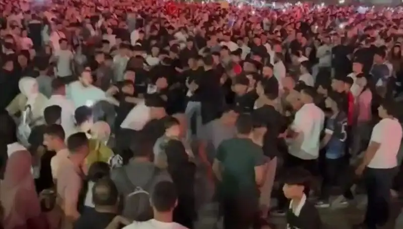 Konserde Bıçaklı Kavga: Üç Kişi Yaralandı, Olay Anı Gözler Önünde Yaşandı