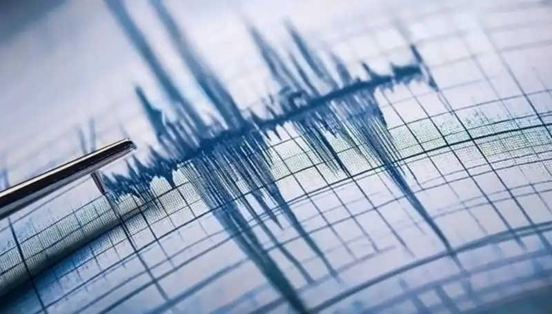 Antalya'da 3,8 Büyüklüğünde Deprem: Halkta Panik Havası