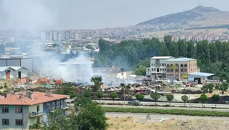 Otluk Alanda Başlayan Yangın, Depoyu Kül Etti!