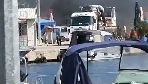 Tuzla'da Balıkçı Barınağında Korkutan Lastik Yangını: Olayın Detayları