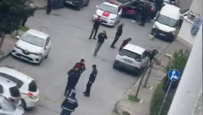 Yolda Yürüyen Adam Kurşun Yağmuruna Tutuldu: O Anlar Kamerada!