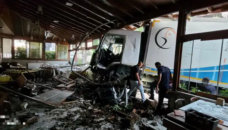 Freni Boşalan Kamyon Restorana Dalınca Korku Dolu Anlar Yaşandı