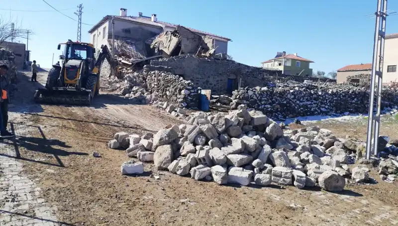 Kayseri'de Feci Olay: Ahır Çöktü, 35 Hayvan Telef Oldu